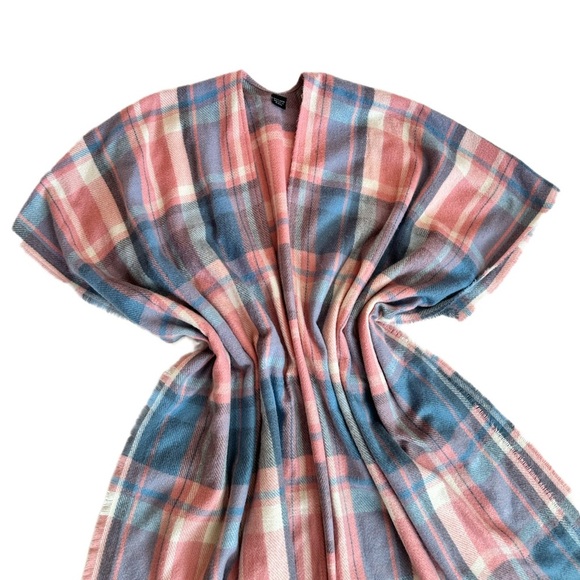 PONCHO ~ Women’s Plaid Pink and Blue and White One Size Fits All - Picture 4 of 7